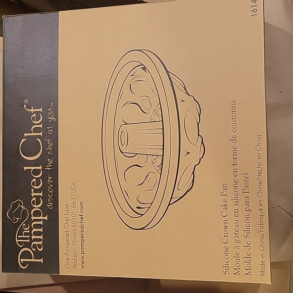 NIB pampered chef silicone cake pan - Picture 3 of 3